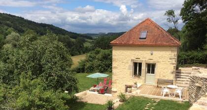 Charmingly restored 3* cottage in medieval village of Flavigny sur Ozerain