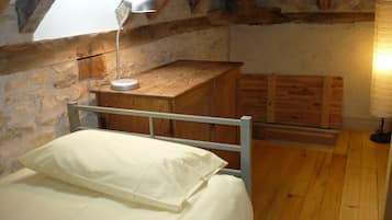 2 habitaciones, tabla de planchar con plancha, wifi y ropa de cama