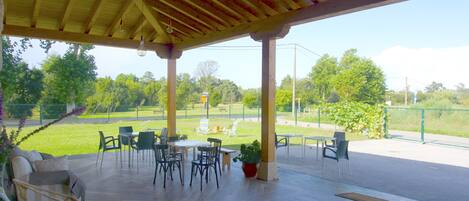 تناول الطعام بالخارج