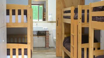 6 slaapkamers, een strijkplank/strijkijzer, internet, beddengoed