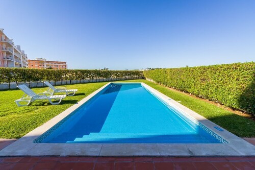 Apartment on the outskirts of Armacao de Pera with sea view. 