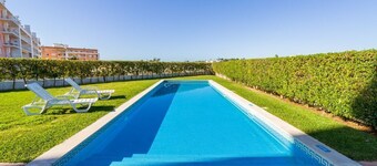 Apartment on the outskirts of Armacao de Pera with sea view.