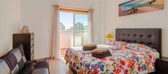 Apartment on the outskirts of Armacao de Pera with sea view. 