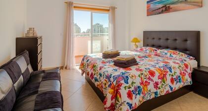 Apartment on the outskirts of Armacao de Pera with sea view.