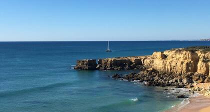 Apartment on the outskirts of Armacao de Pera with sea view.