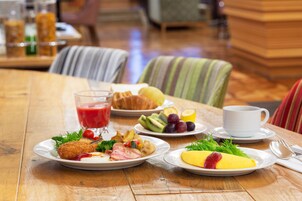 朝食 (ビュッフェ)、毎日提供 (有料)