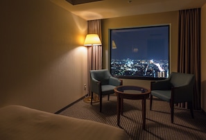 Premium bedding, in-room safe, desk, laptop workspace