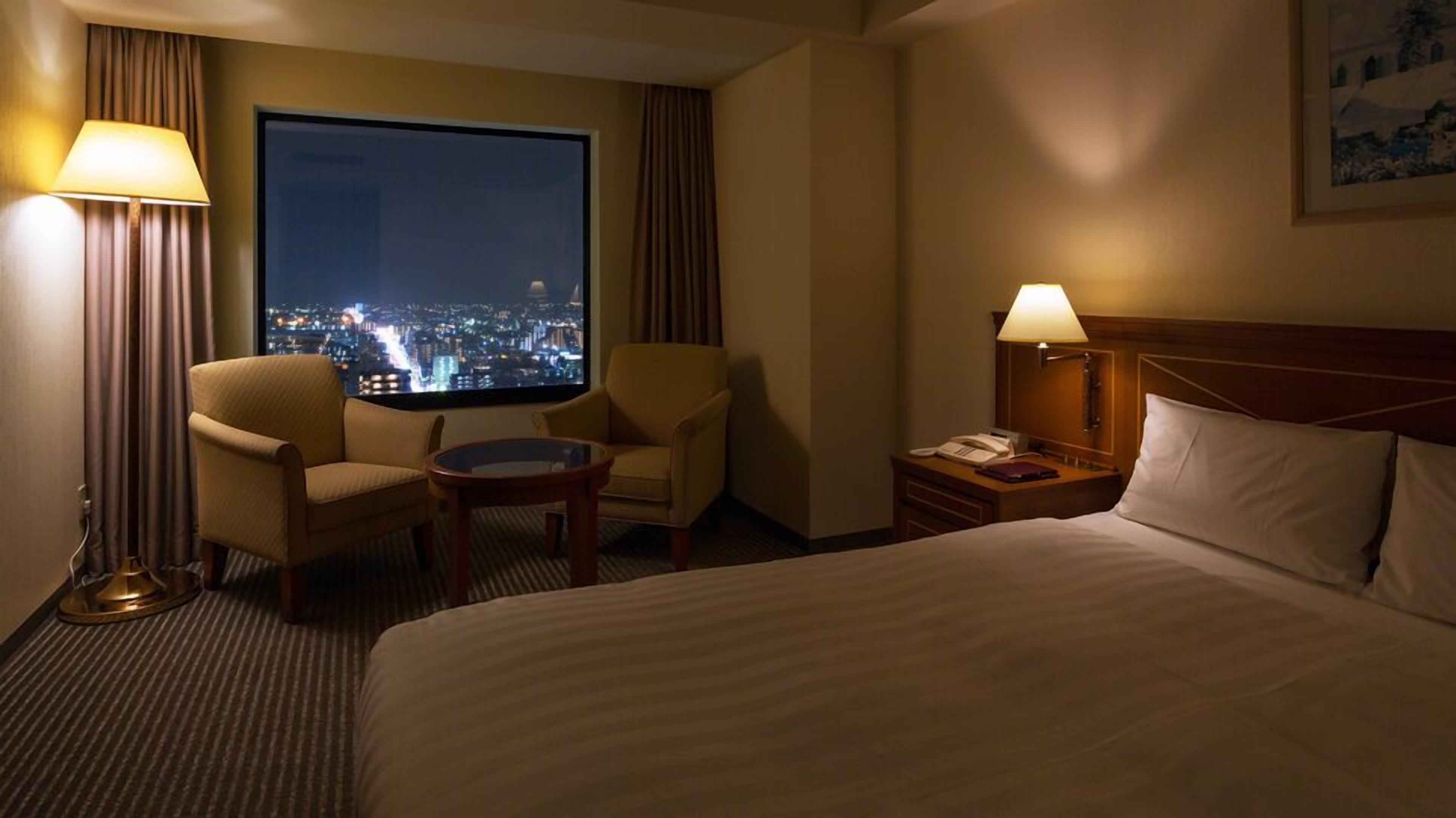 Peralatan tempat tidur premium, peti besi dalam bilik, meja 