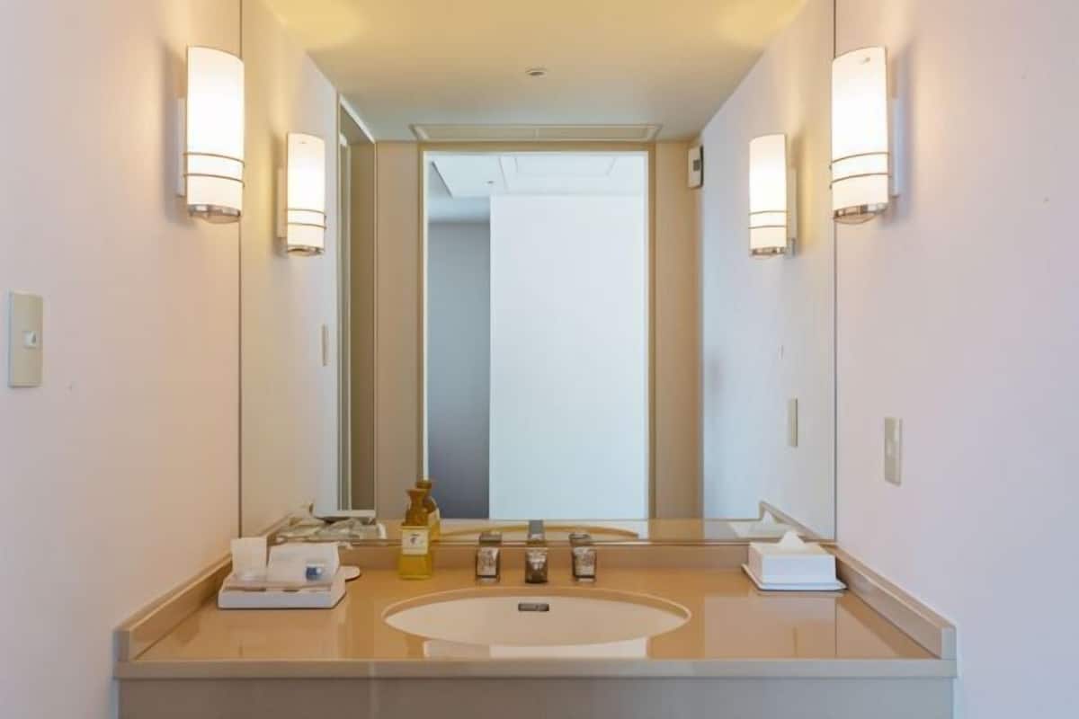 Baño | Tina con regadera, tina profunda, amenidades de baño gratuitas