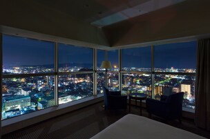 高档床上用品、客房内保险箱、办公桌、遮光窗帘