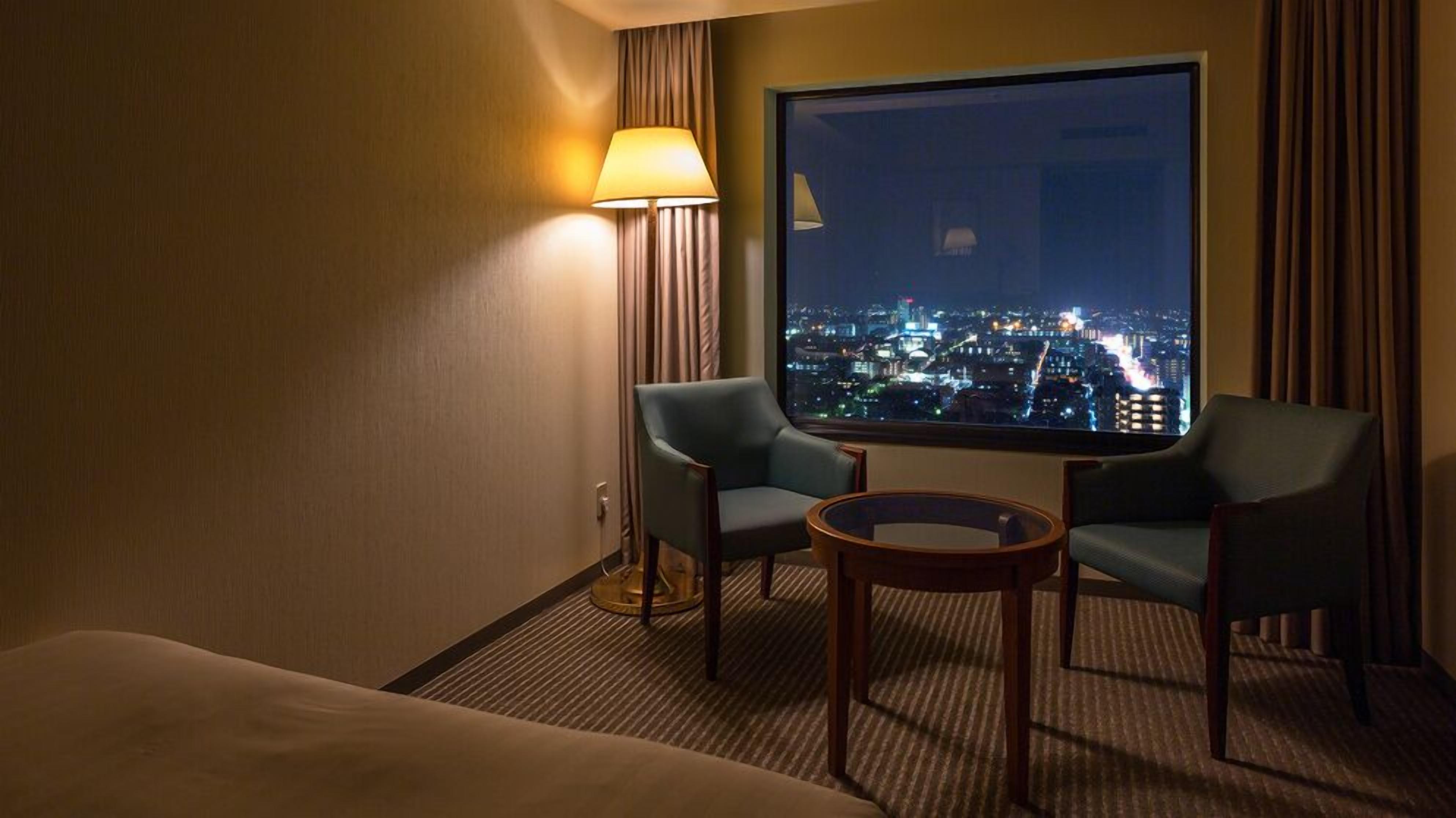 Peralatan tempat tidur premium, peti besi dalam bilik, meja 