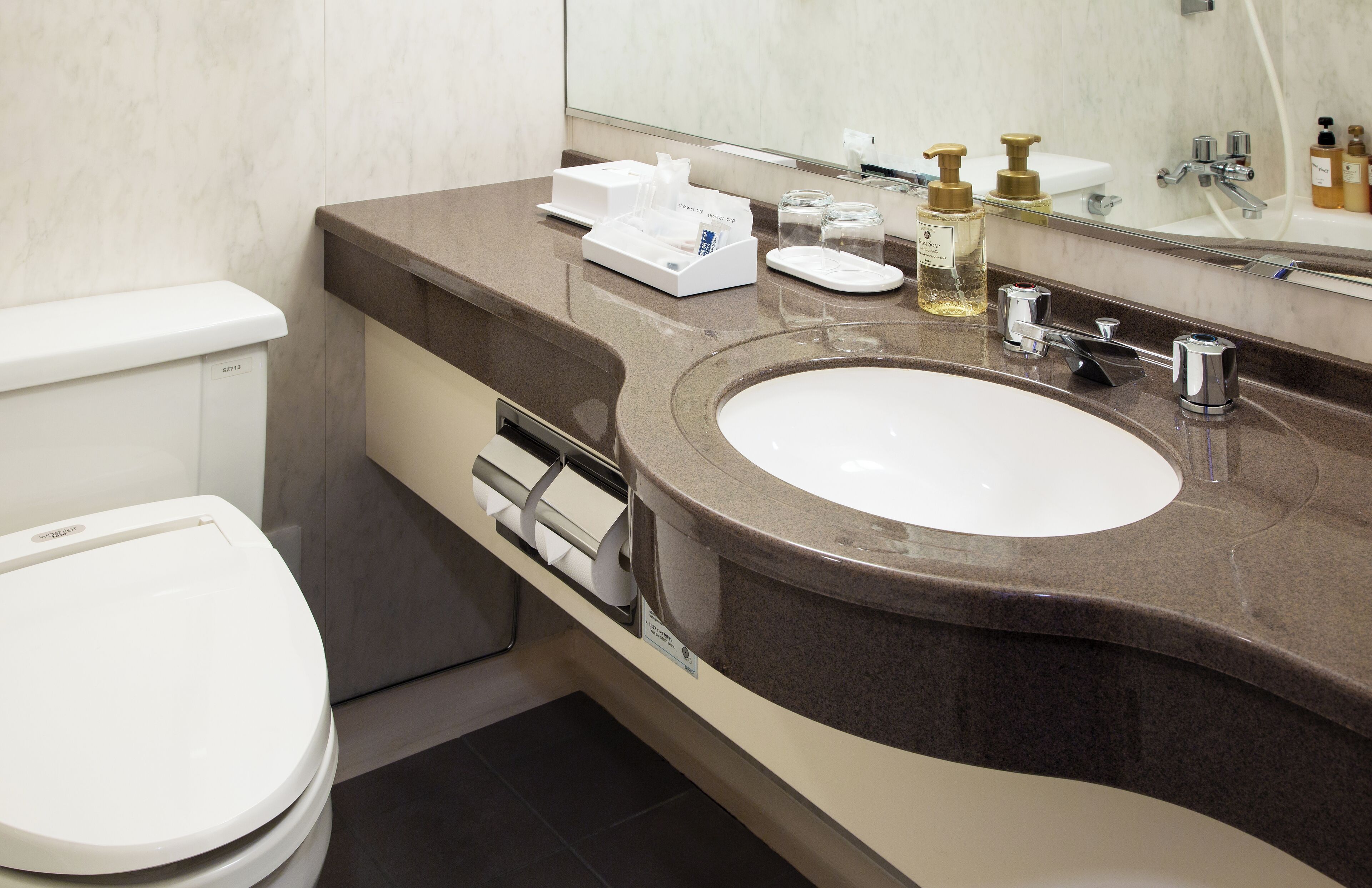 combined shower/bathtub, deep-soaking bathtub, free toiletries