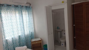 Iron/ironing board (on request), WiFi (free), bed sheets - Helena's place (San Andrés)
