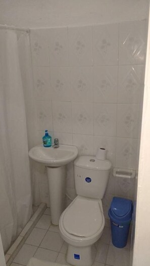 Shower, free toiletries, towels - Helena's place (San Andrés)