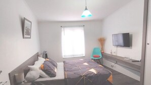 A compact room with a bed, a television, and a window. - Appt T2 - : 3 stars *** : near beach, îles Madame, ile d'Aix (Saint Nazaire sur charente)