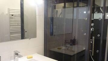 Douche, sèche-cheveux