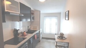 Coffee/tea maker, fridge, microwave, oven - Appt T2 - : 3 stars *** : near beach, îles Madame, ile d'Aix (Saint Nazaire sur charente)