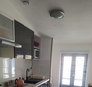 Een koelkast, een microgolfoven, een oven, een kookplaat