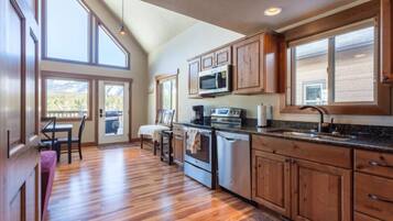 Frigorífico, microondas, horno y placa de cocina