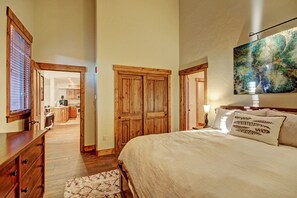 2 bedrooms, in-room safe, iron/ironing board, travel crib - LUXURIOUS 1,400 SQFT TOWN HOME, SKI-IN, WALK TO GONDOLA AND MAIN ST BRECKENRIDGE (Breckenridge)