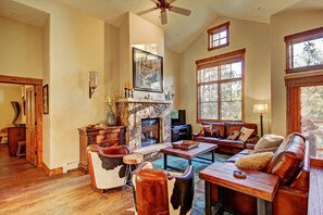 Älytelevisio, takka, DVD-soitin