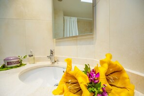 Badewanne, Haartrockner, Handtücher