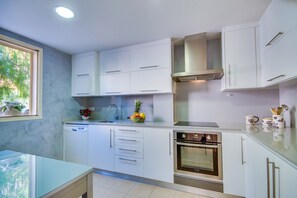 Fridge, microwave, oven, dishwasher - House Tarongina with mountain view in Alcudia (Alcúdia)