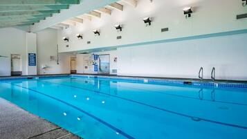 Una piscina cubierta, una piscina climatizada