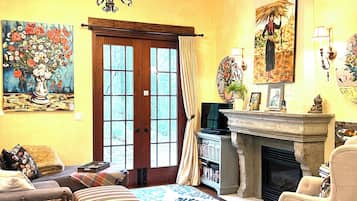 TV, fireplace, DVD player, books