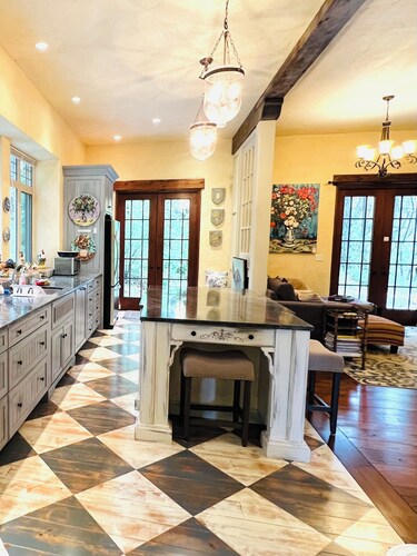 LUXURY FRENCH STYLED RETREAT SURROUNDED BY NATURE, BUTCHART GARDEN, HIKING!