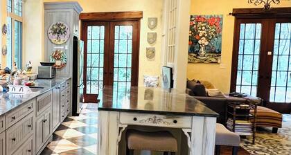 LUXURY FRENCH STYLED RETREAT SURROUNDED BY NATURE, BUTCHART GARDEN, HIKING!