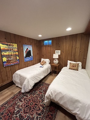 6 chambres, bureau, fer et planche à repasser, lit de bébé portatif