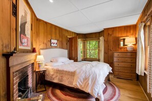 6 slaapkamers, een bureau, een strijkplank/strijkijzer, reisbedje