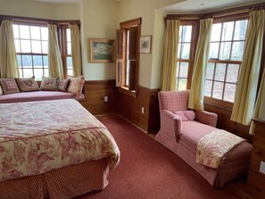 6 bedrooms, desk, iron/ironing board, travel cot