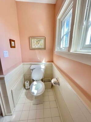 Baignoire, séchoir à cheveux, serviettes fournies