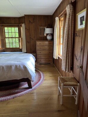 6 slaapkamers, een bureau, een strijkplank/strijkijzer, reisbedje