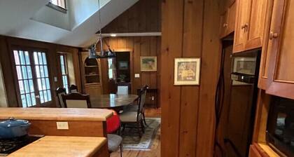 Bromley Farmhouse close to skiing and hikes