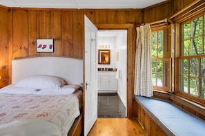 6 slaapkamers, een bureau, een strijkplank/strijkijzer, reisbedje