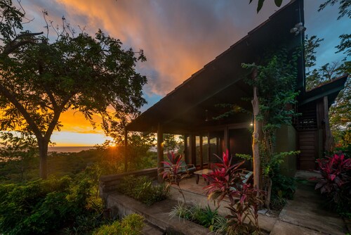 Casa Tranquila- 4bdrm, private pool, fibre optic and ocean views in the jungle