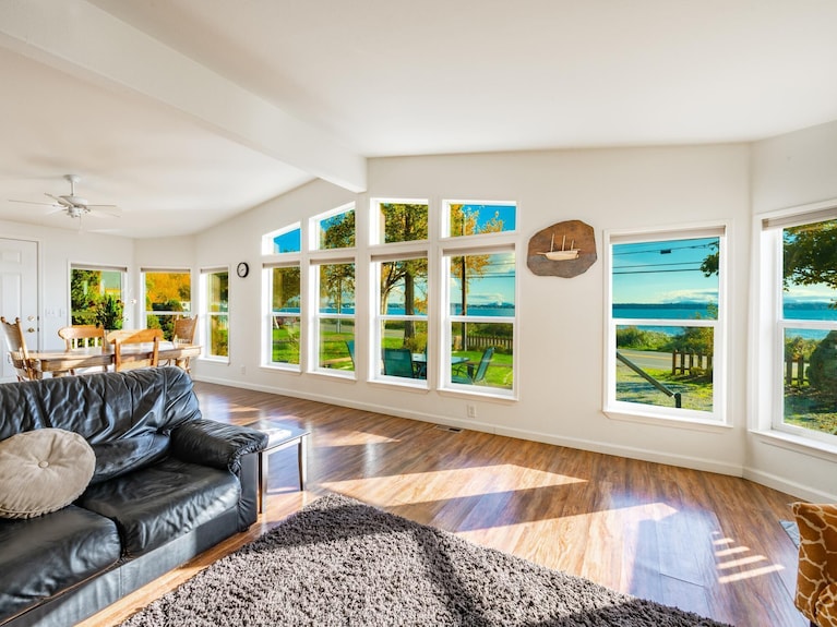Water Front, Private Beach, King Bed, Jacuzzi Tub In Master Bedroom Bbh8242 - Blaine, WA