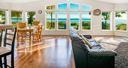 Water front, private beach, King bed, Jacuzzi tub in master bedroom BBH8242