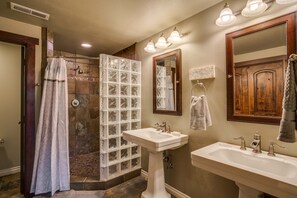 Combined shower/bathtub, hair dryer, towels, soap - Modern Country Home 7 miles from mission ridge located in Wenatchee Heights (Wenatchee)