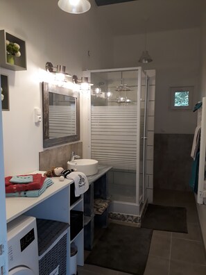Een douche, een haardroger, handdoeken, zeep
