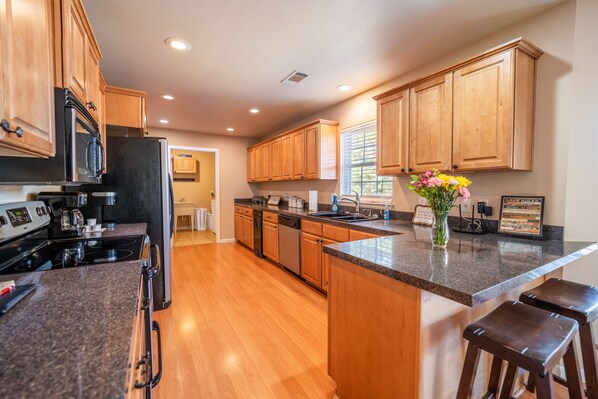 Refrigerador, microondas, horno y parrilla de estufa 