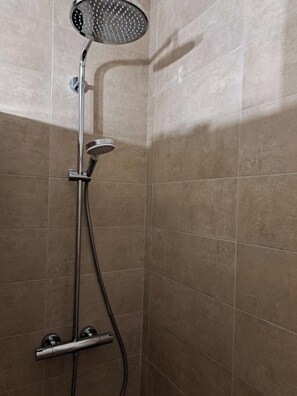 Dusche, Haartrockner, Bidet, Handtücher
