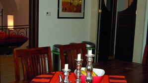 Ein Essbereich mit Holztisch, Stühlen und einem gerahmten Bild an der Wand.