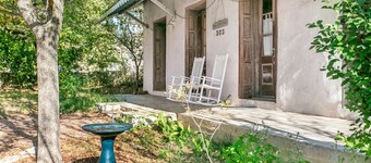 Adams Travis Historic 1890 home| 1BR/1BA | Walk to Main | Hot Tub