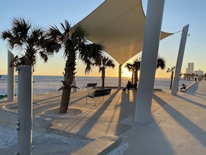 Property grounds - 2 KING SUITES, 28' WALL OF WINDOWS, BEACH VIEWS & AMAZING 5-STAR REVIEWS (Gulf Shores)