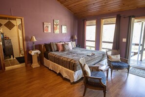 4 quartos, escrivaninha, ferros/tábuas de passar roupa