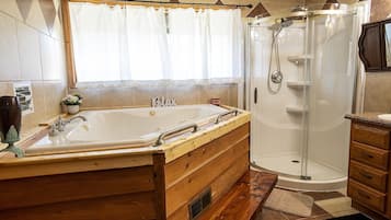 Douche, baignoire Ă jets, sĂšche-cheveux, serviettes fournies